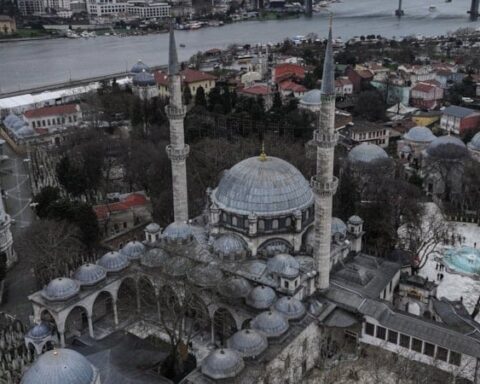 Eyüp Sultan Camii: Osmanlı Padişahlarının Kılıç Kuşandığı Tarihi Mekan