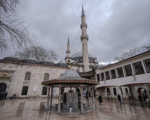 Eyüp Sultan Camii: Osmanlı Sultalarının Kılıç Kuşanma Törenlerinin Tarihi Mekanı