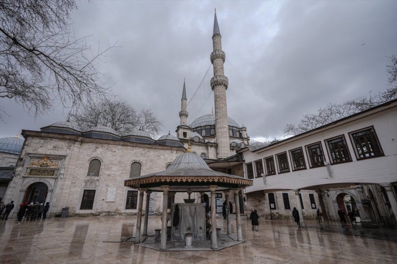 Eyüp Sultan Camii: Osmanlı Sultalarının Kılıç Kuşanma Törenlerinin Tarihi Mekanı