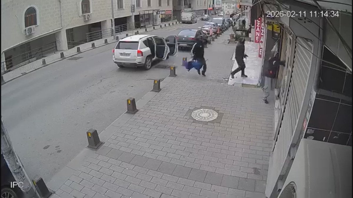 Eyüpsultan'da Kuyumcuya Soygun Girişiminde Saldırganlardan Biri Yaralandı