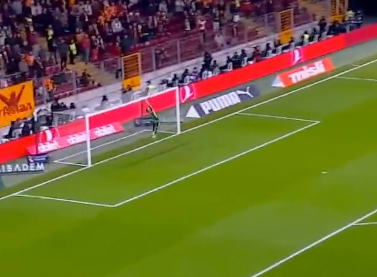 Galatasaray-Alanyaspor Maçında Orta Sahadan Olması Gereken Şutunuzdan Direkten Döndü