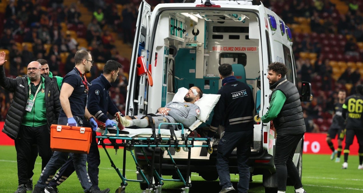Galatasaray - İstanbulspor maçında sahaya ambulans girdi