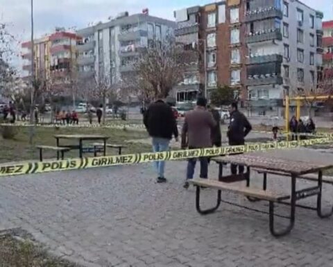 Gaziantep'te Erkek Arkadaş Meselesi Üzerine Kızlar Arasında Bıçaklı Kavga: 1 Yaralı