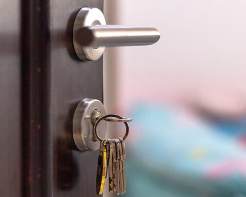 Hane halkına enerji tasarrufu için anahtar deliklerini kapatma uyarısı