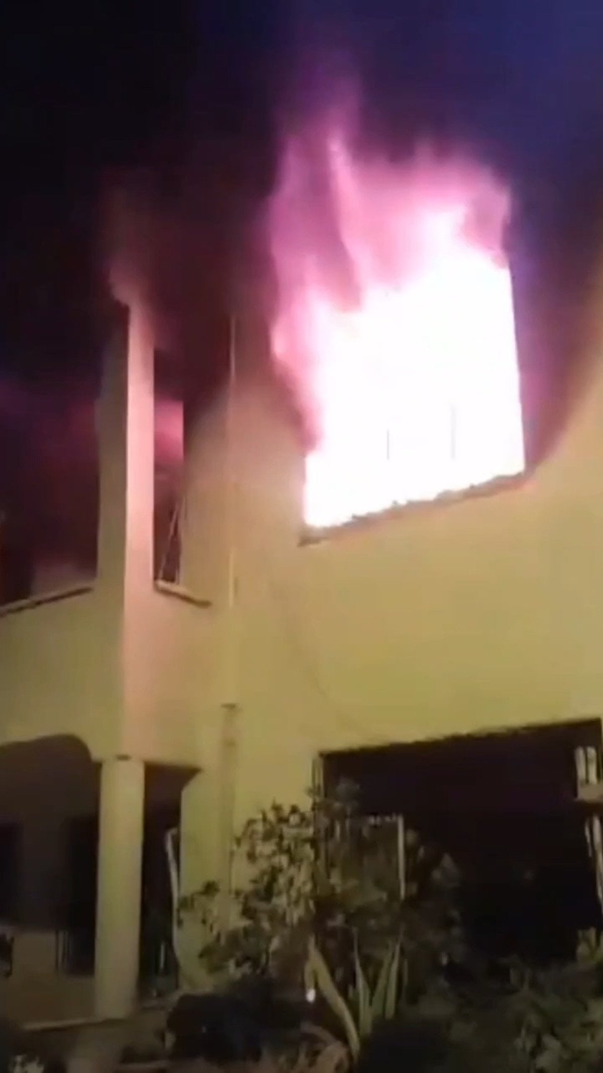 Hatay'da 3 katlı binanın 2'nci katında yangın çıktı