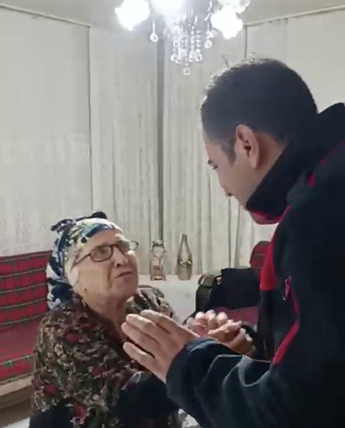 Hatay'da Kilitli Kalan Yaşlı Kadın, İtfaiye Ekiplerince Kurtarıldı