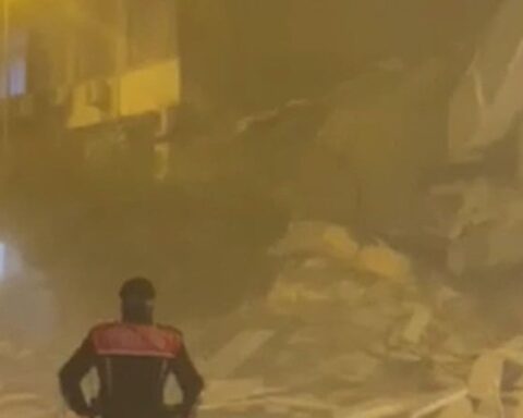 Hatay'da kontrollü yıkım sürecindeki bina çöktü