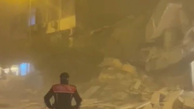 Hatay'da kontrollü yıkım sürecindeki bina çöktü
