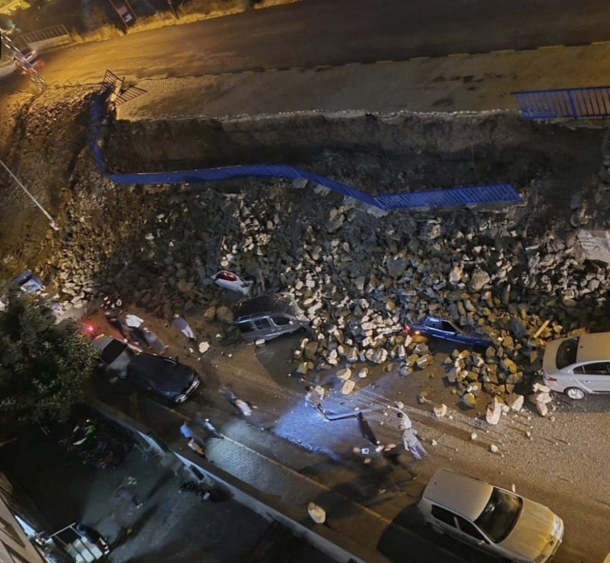 Hatay'da Yağışlar Nedeniyle İstinat Duvarı Çöktü, Yedi Araç Hasar Gördü