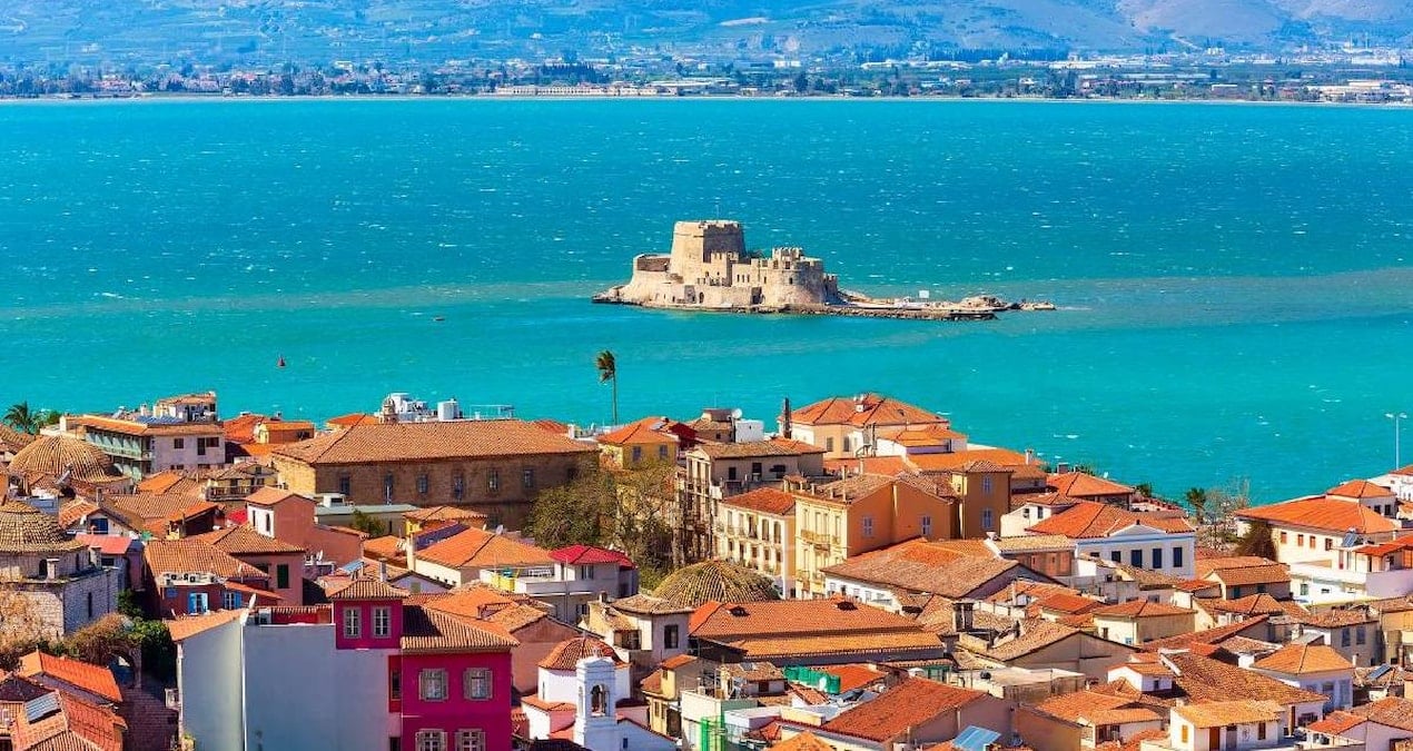 Hilal şeklindeki plajlarıyla Nafplio, romantik sahil şehirleri arasında öne çıkıyor