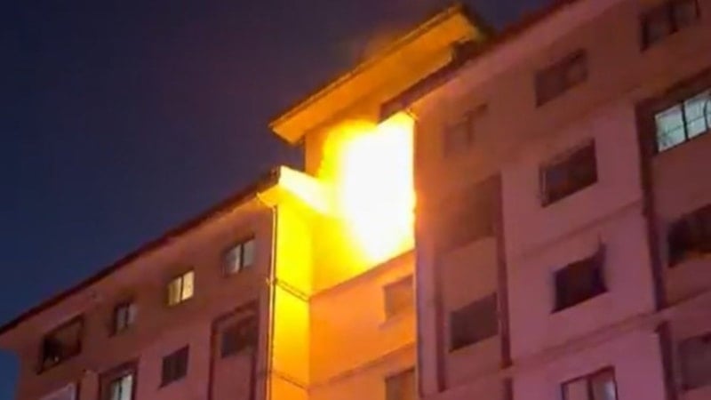 İskenderun'daki Apartman Yangınında 13 Kişi Dumandan Etkilendi