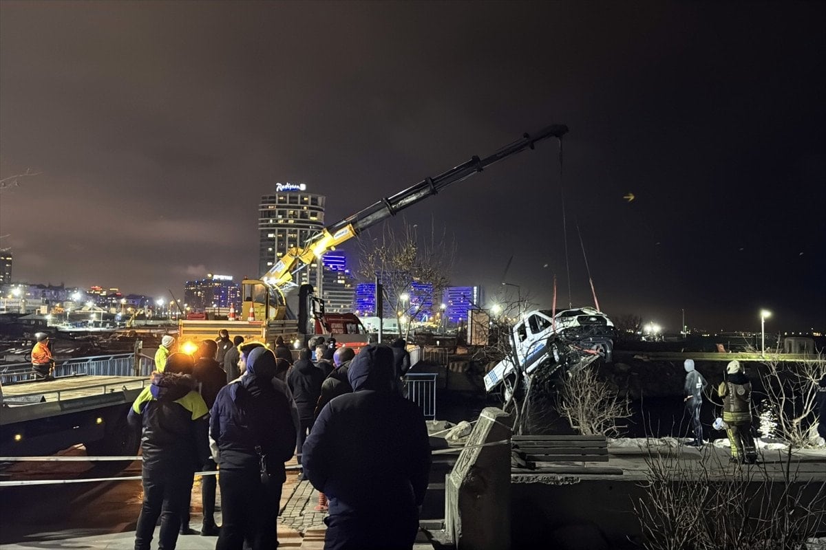 İstanbul Bakırköy'de İBB zabıta aracı denize düştü, inceleme başlatıldı