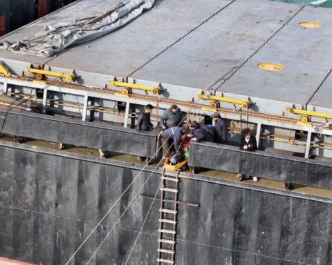 İstanbul Boğazı'ndaki 'Razouk' Gemisi için kurtarma çalışmaları devam ediyor