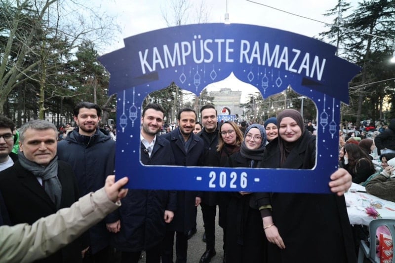 İstanbul Üniversitesi'nde 15 bin gencin katıldığı büyük kampüs iftarı düzenlendi