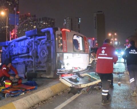 İstanbul'da ambulans ile cip çarpıştı, 2 sağlık personeli yaralandı