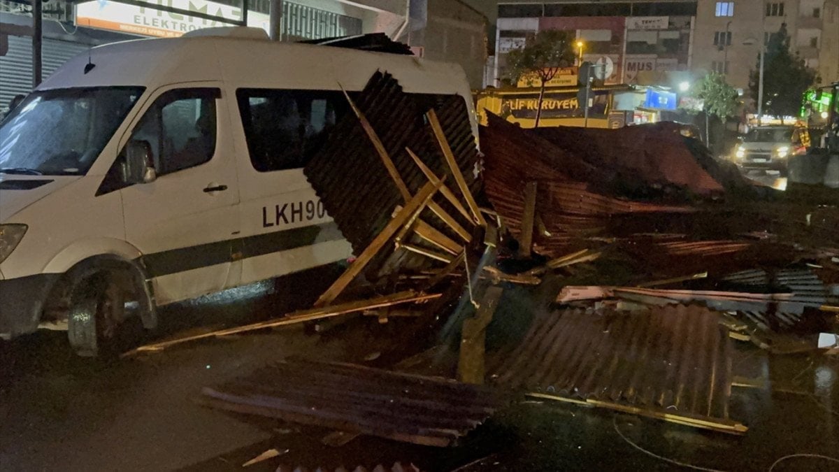 İstanbul'da Fırtına Etkisini Gösterdi, Birçok Noktada Hasar Oluştu