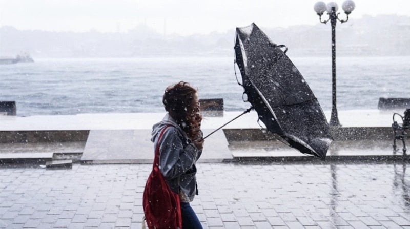 İstanbul'da Fırtına Uyarısı: Hava Sıcaklıkları 4 Derece Düşüyor