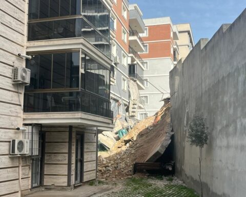 İzmir Menemen'de İstinat Duvarı Çöktü, Çalışmalar Devam Ediyor