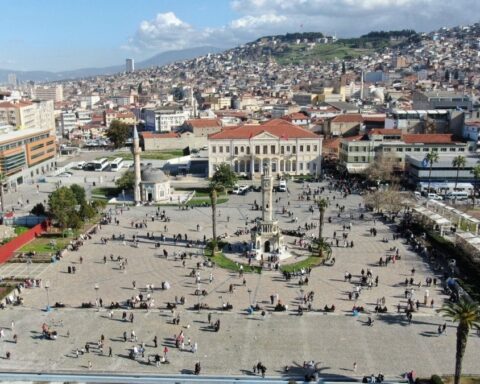 İzmir'de Güneşli Hava, Vatandaşları Sahillere ve Şehir Merkezine Çekti