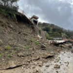 İzmir'de Heyelan Sebebiyle Lüks Siteye Ulaşım Kesildi