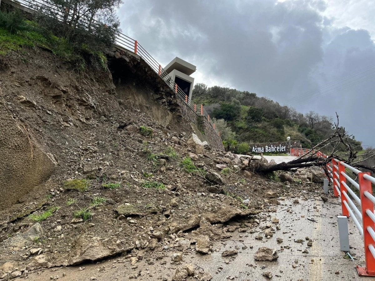 İzmir'de Heyelan Sebebiyle Lüks Siteye Ulaşım Kesildi