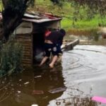 İzmir'de İtfaiye Eri, Su Baskınına Mahsur Kalan Vatandaşı Kurtardı
