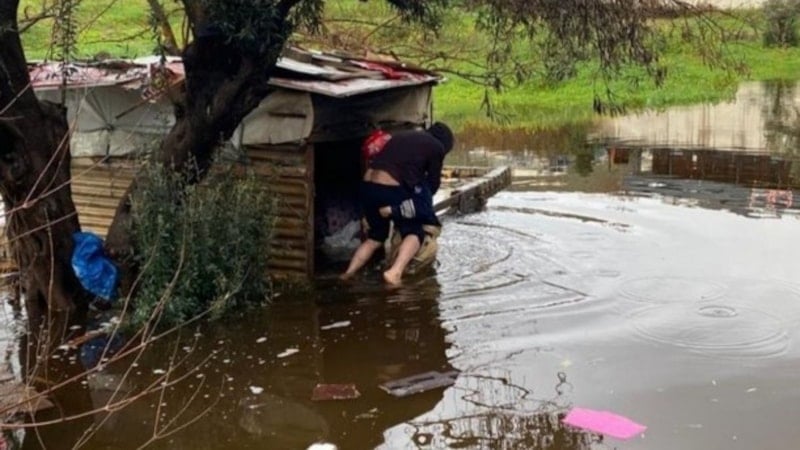 İzmir'de İtfaiye Eri, Su Baskınına Mahsur Kalan Vatandaşı Kurtardı
