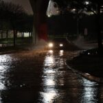 İzmir’de Sağanak Yağış Cadde ve Sokakları Su Altında Bıraktı