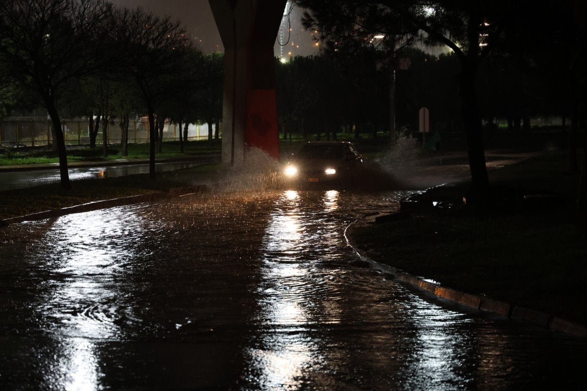 İzmir’de Sağanak Yağış Cadde ve Sokakları Su Altında Bıraktı