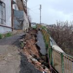 İzmir'de Sağanak Yağış Sonrası Yol Çöktü, İki Ev Tehlikeye Girdi
