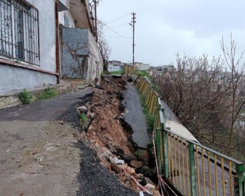 İzmir'de Sağanak Yağış Sonrası Yol Çöktü, İki Ev Tehlikeye Girdi