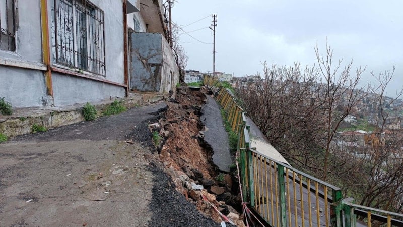 İzmir'de Sağanak Yağış Sonrası Yol Çöktü, İki Ev Tehlikeye Girdi