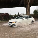İzmir'de Şiddetli Sağanak Yağış Caddeleri Göle Dönüştürdü