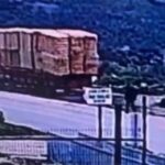 İzmir'de tırın dorsesinden düşen saman balyaları altında kalan kişi hayatını kaybetti