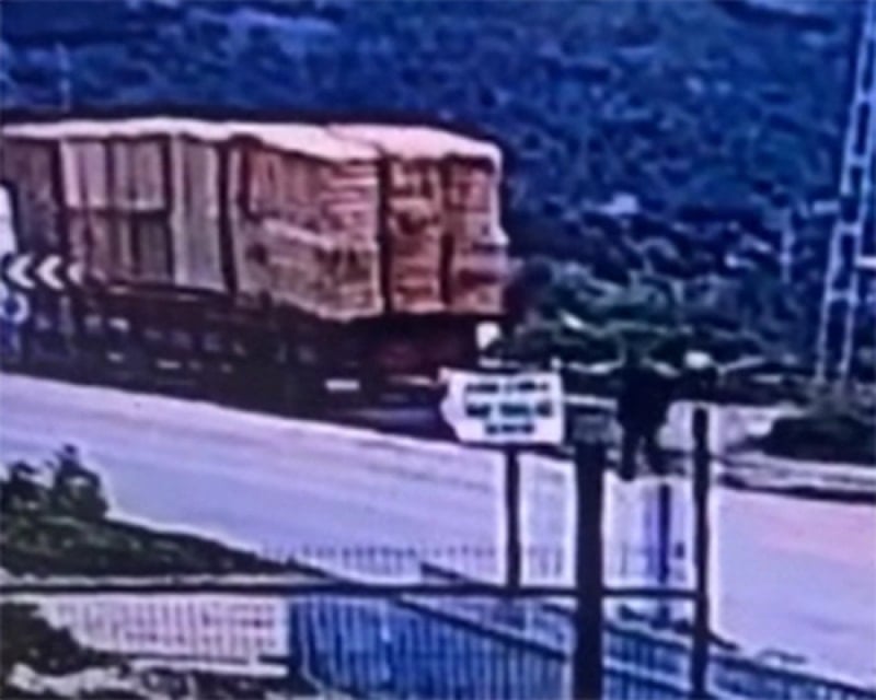 İzmir'de tırın dorsesinden düşen saman balyaları altında kalan kişi hayatını kaybetti