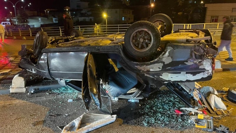 Karaman'da Tofaş marka araç kaza yaptı, sürücü yara almadan kurtuldu