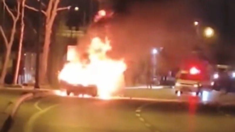 Kartal'da Seyir Halindeki Otomobil Alev Alev Yandı, İtfaiye Ekipleri Müdahale Etti