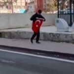 Kayseri'de 14 yaşındaki çocuk Türk bayrağını yerden alarak sahipleniyor