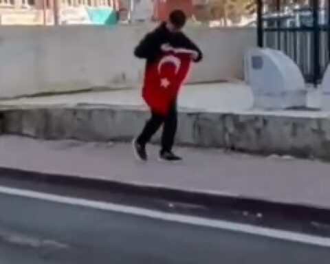 Kayseri'de 14 yaşındaki çocuk Türk bayrağını yerden alarak sahipleniyor