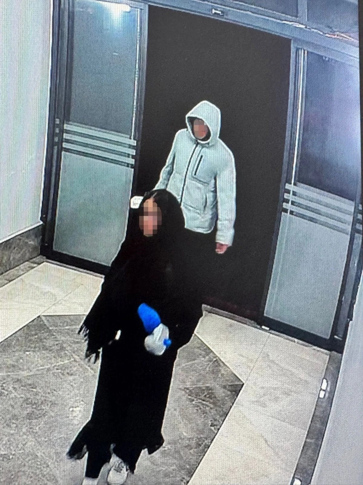 Kayseri'de apartmanın girişine idrar ve toz döken iki çocuk yakalandı