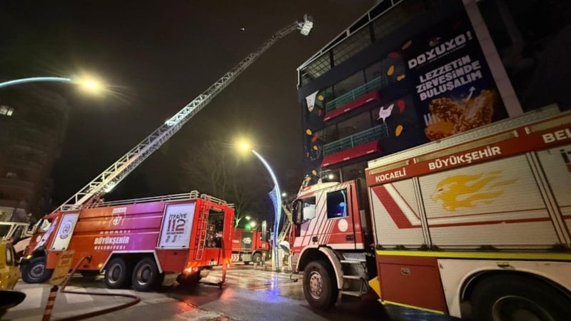 Kocaeli’de 7 Katlı Binanın Çatısında Yangın Kontrol Altına Alındı