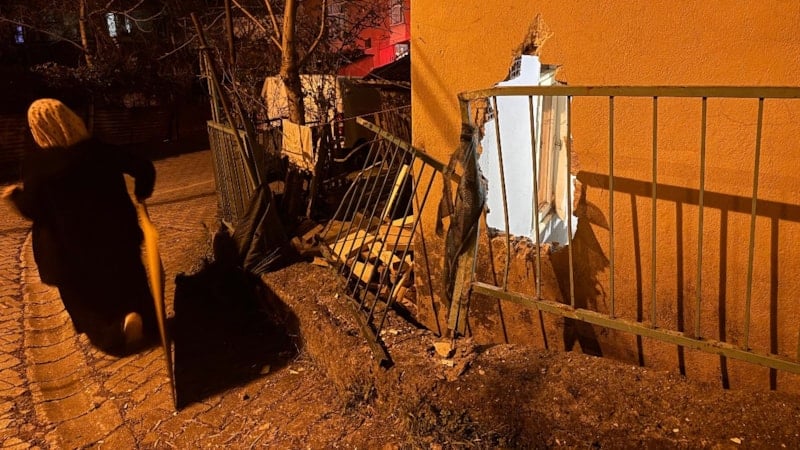 Kocaeli'de Kamyonetin Çarptığı Evde Yaralanan Kişi Hastaneye Kaldırıldı