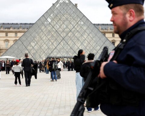 Louvre Müzesi'nde dolandırıcılık şebekesine yönelik operasyon: 9 gözaltı, 1 tutuklama