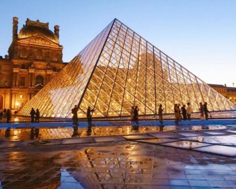 Louvre Müzesi'nde Su Sızıntısı Nedeniyle Tarihi Eserler Zarar Gördü