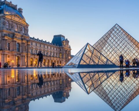 Louvre Müzesi'nin Direktörü Laurence des Cars İstifa Etti