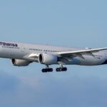 Lufthansa pilotlarının grevi yüzünden yüzlerce uçuş iptal edildi