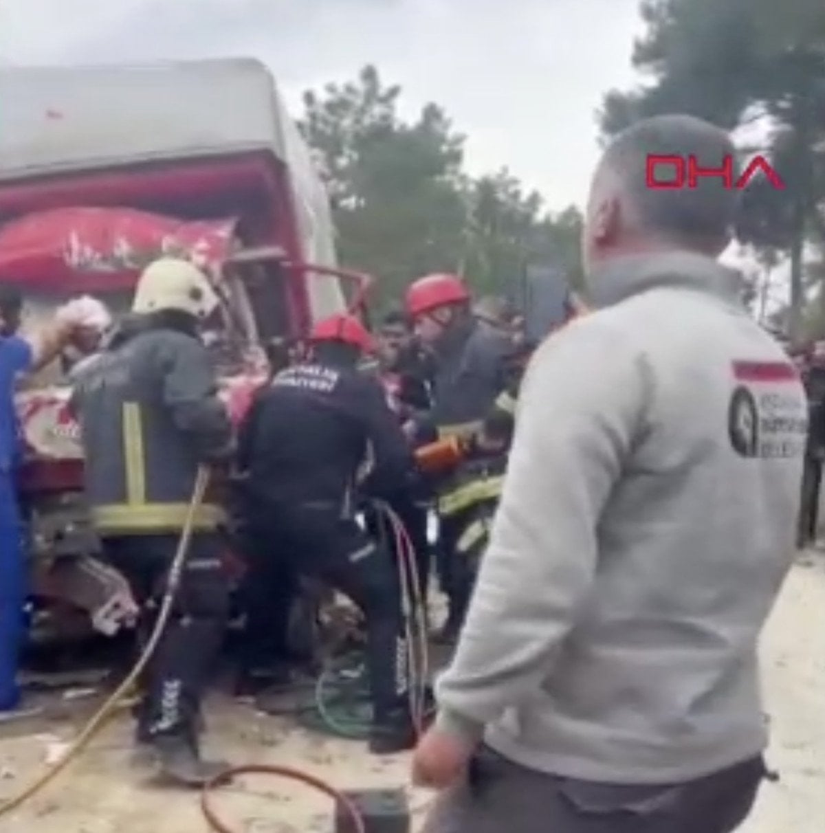 Manavgat'ta İki Kamyon Çarpıştı: Bir Sürücü Ağır Yaralandı