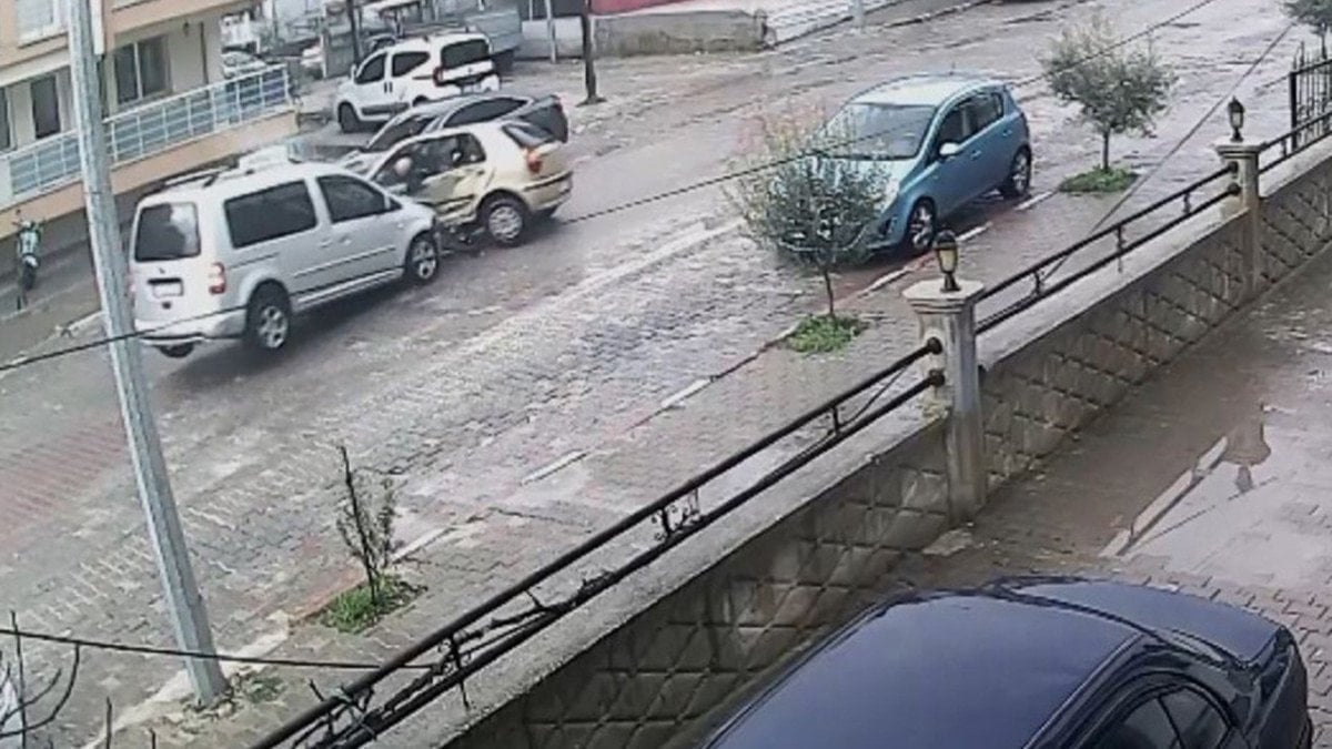 Manisa'da Trafik Kazası: İki Kişi Yaralandı