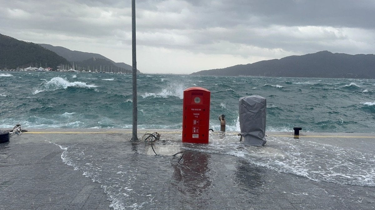 Marmaris'te Lodos Fırtınası, Kıyı İşletmelerinde Maddi Hasara Neden Oldu