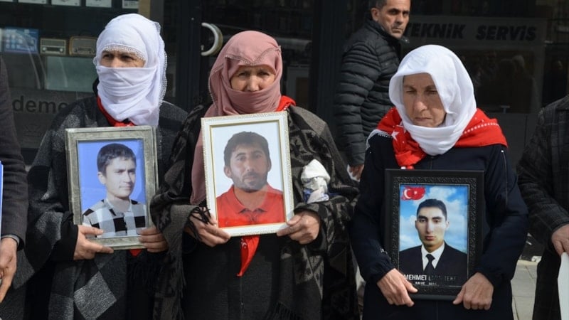Muş'ta Aileler Evlat Nöbetine Devam Ediyor: DEM Parti Önünde Seslerini Duyuruyorlar